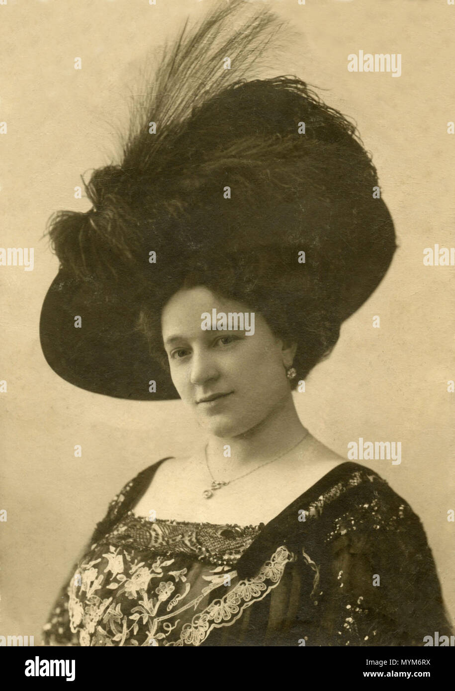 Portrait d'une femme avec un grand chapeau, l'Italie des années 1900 Banque D'Images