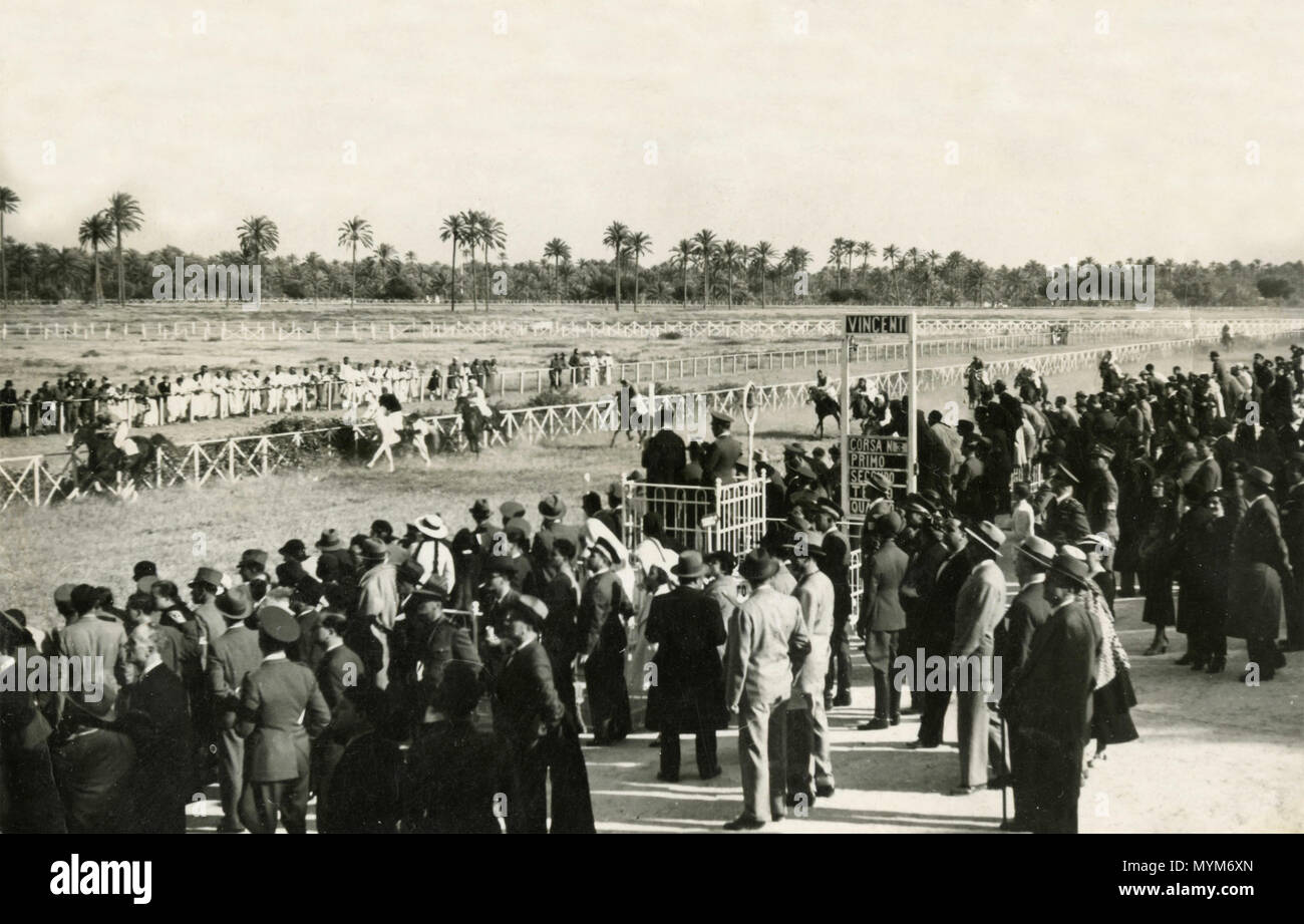 Les personnes à la course de chevaux d'Abu Sittah, Tripoli, Libye 1930 Banque D'Images