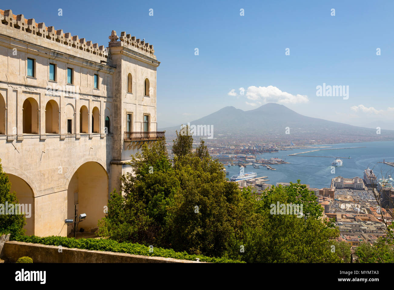 Vue sur le port et sur le Vésuve depuis jardins du monastère Certosa di San Martino, Naples, Campanie, Italie, Europe Banque D'Images