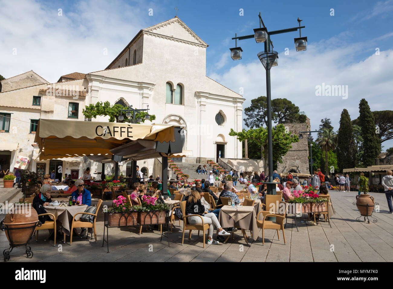 Les cafés de la Piazza centrale et la cathédrale derrière, Ravello, Côte Amalfitaine, Campanie, Italie, Europe Banque D'Images
