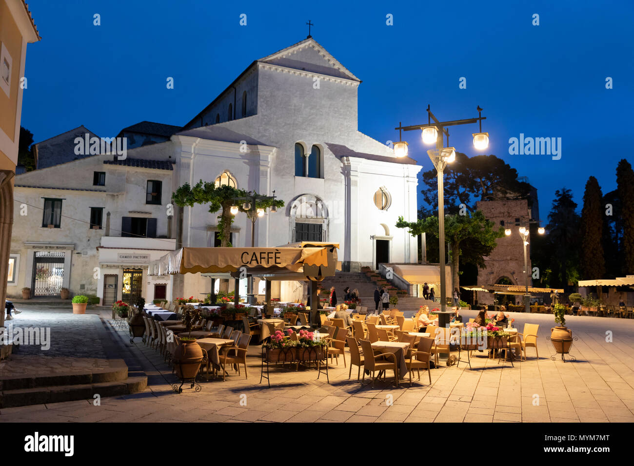 Les cafés de la Piazza centrale et la cathédrale derrière la nuit, Ravello, Côte Amalfitaine, Campanie, Italie, Europe Banque D'Images