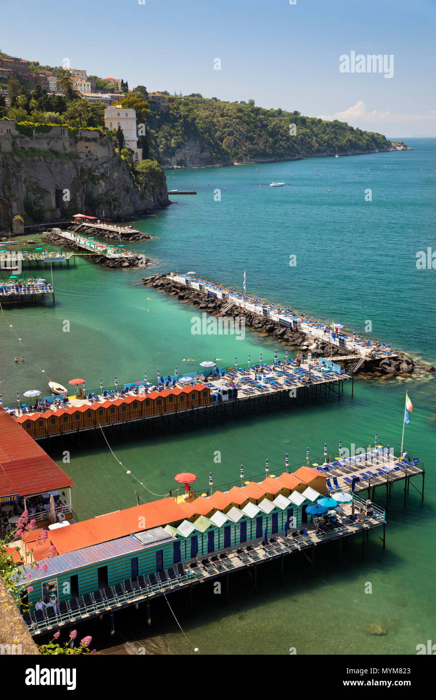 Piers et l'évolution des huttes du lido Marina Piccola ci-dessous la Villa Communale jardins, Sorrente, Côte Amalfitaine, Campanie, Italie, Europe Banque D'Images