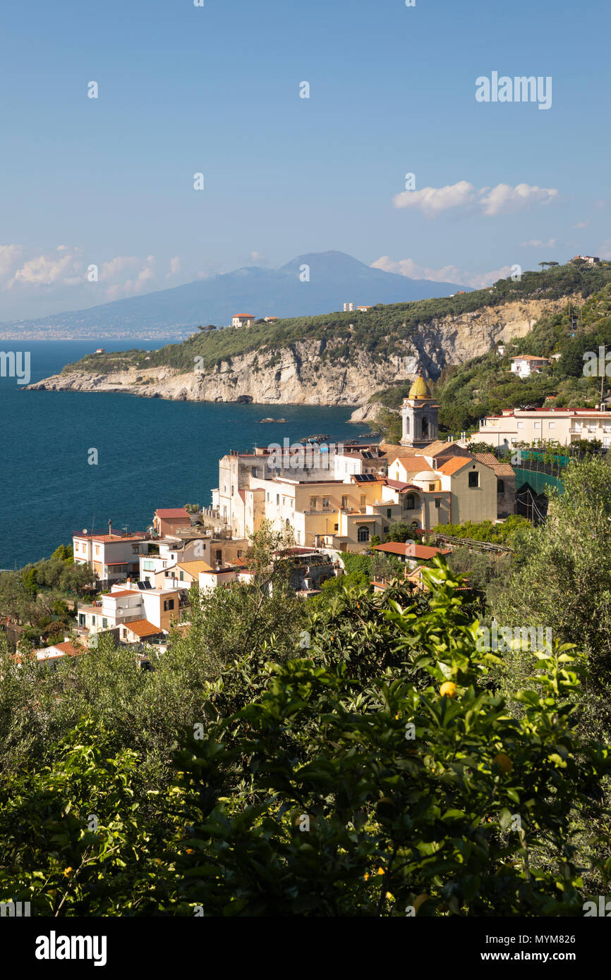 Sur la ville de Marina della Lobra sur la péninsule de Sorrente, avec le Vésuve en distance, la Côte Amalfitaine, Campanie, Italie, Europe Banque D'Images