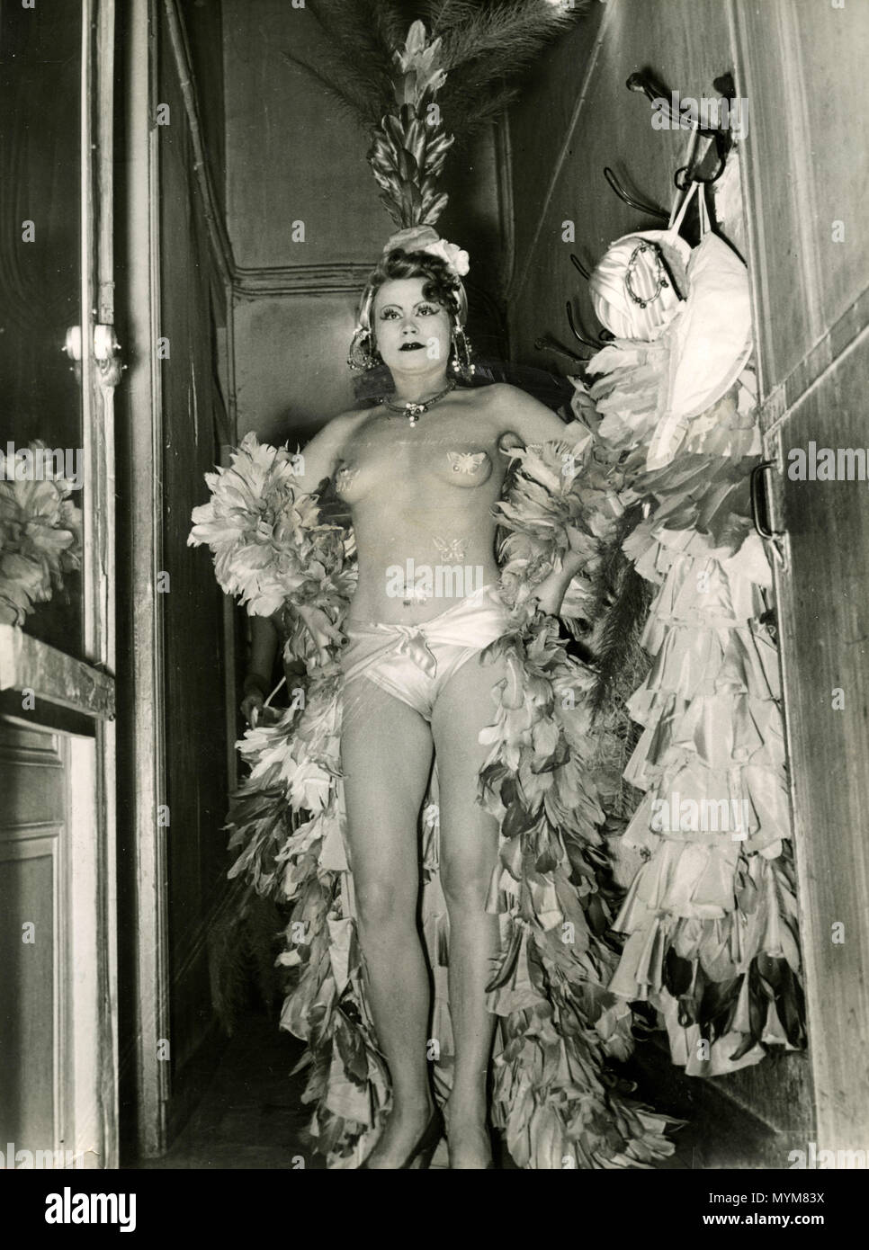 Cabaret burlesque : Jaqueline Denis, Casino de Paris, France 1950 Banque D'Images
