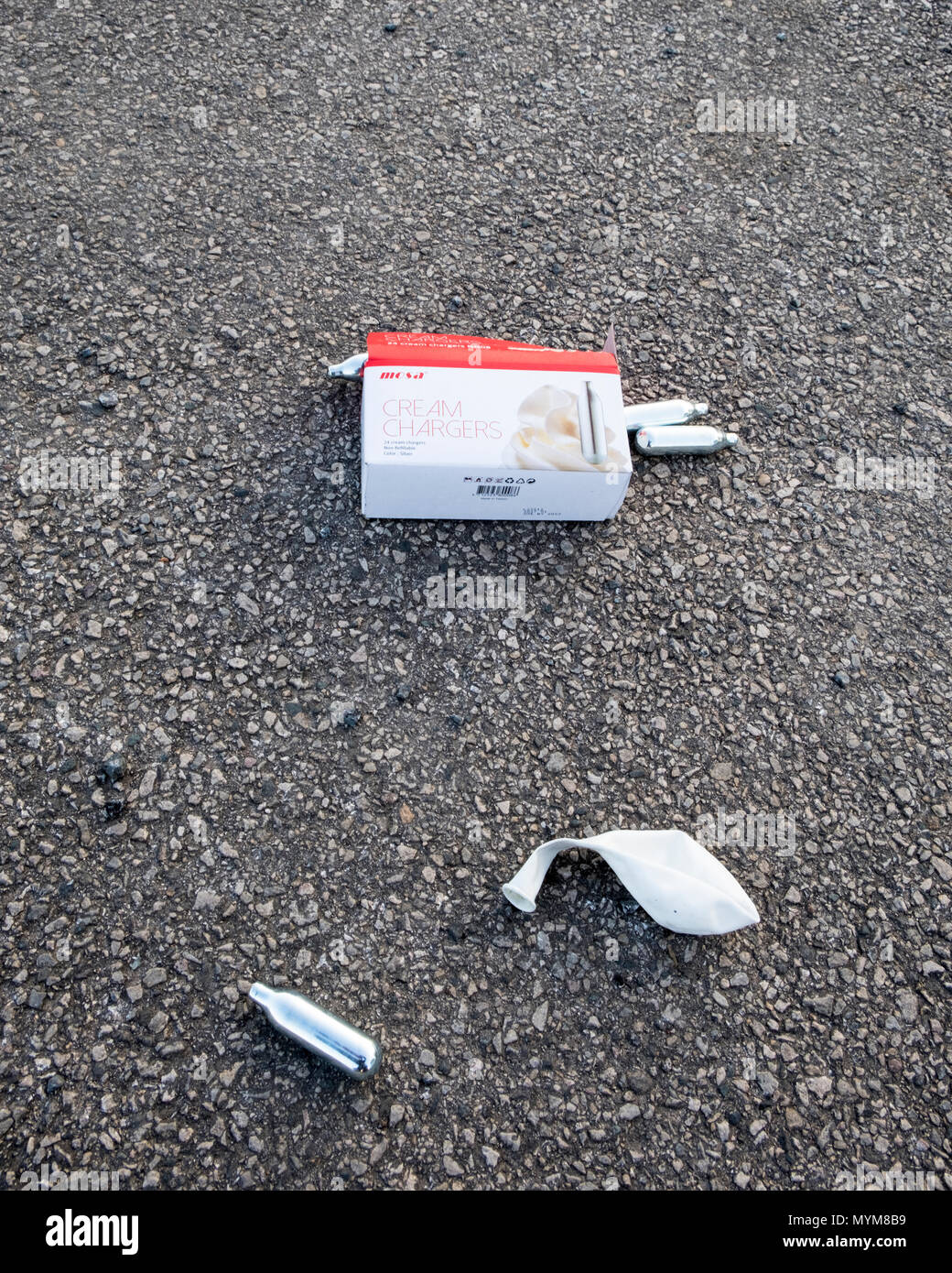 Mosa à crème fouettée. Cartouche d'oxyde nitreux (gaz hilarant) et permet d'obtenir un ballon haut juridique connu sous le nom de crack hippy. Banque D'Images