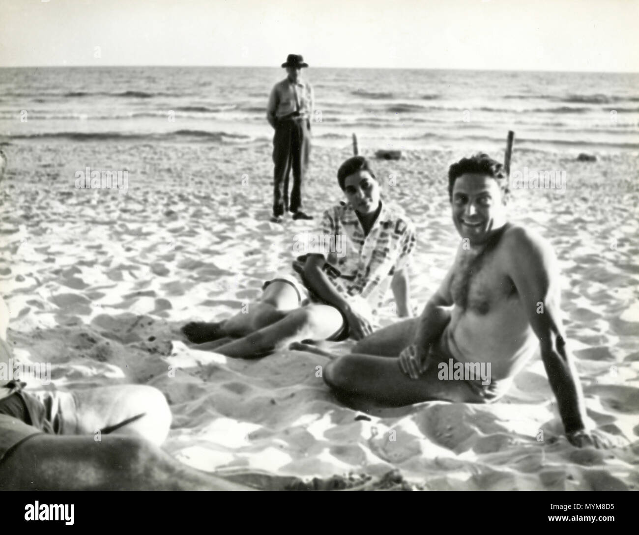 L'acteur italien Raf Vallone avec sa femme Elena Varzi sur la plage, Italie 1950 Banque D'Images