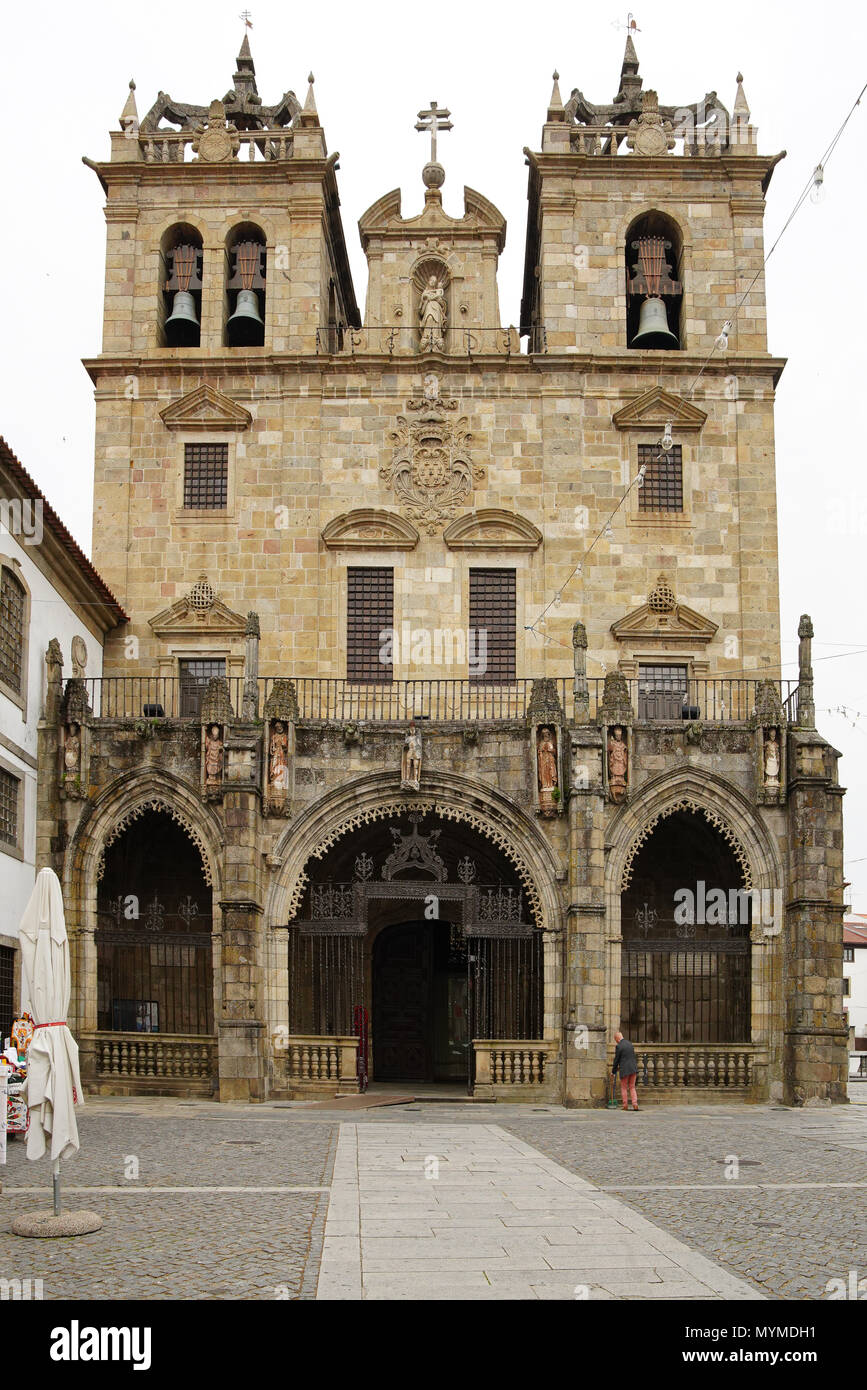 Street View de façade ouest de la cathédrale gothique à Braga, Portugal. Banque D'Images
