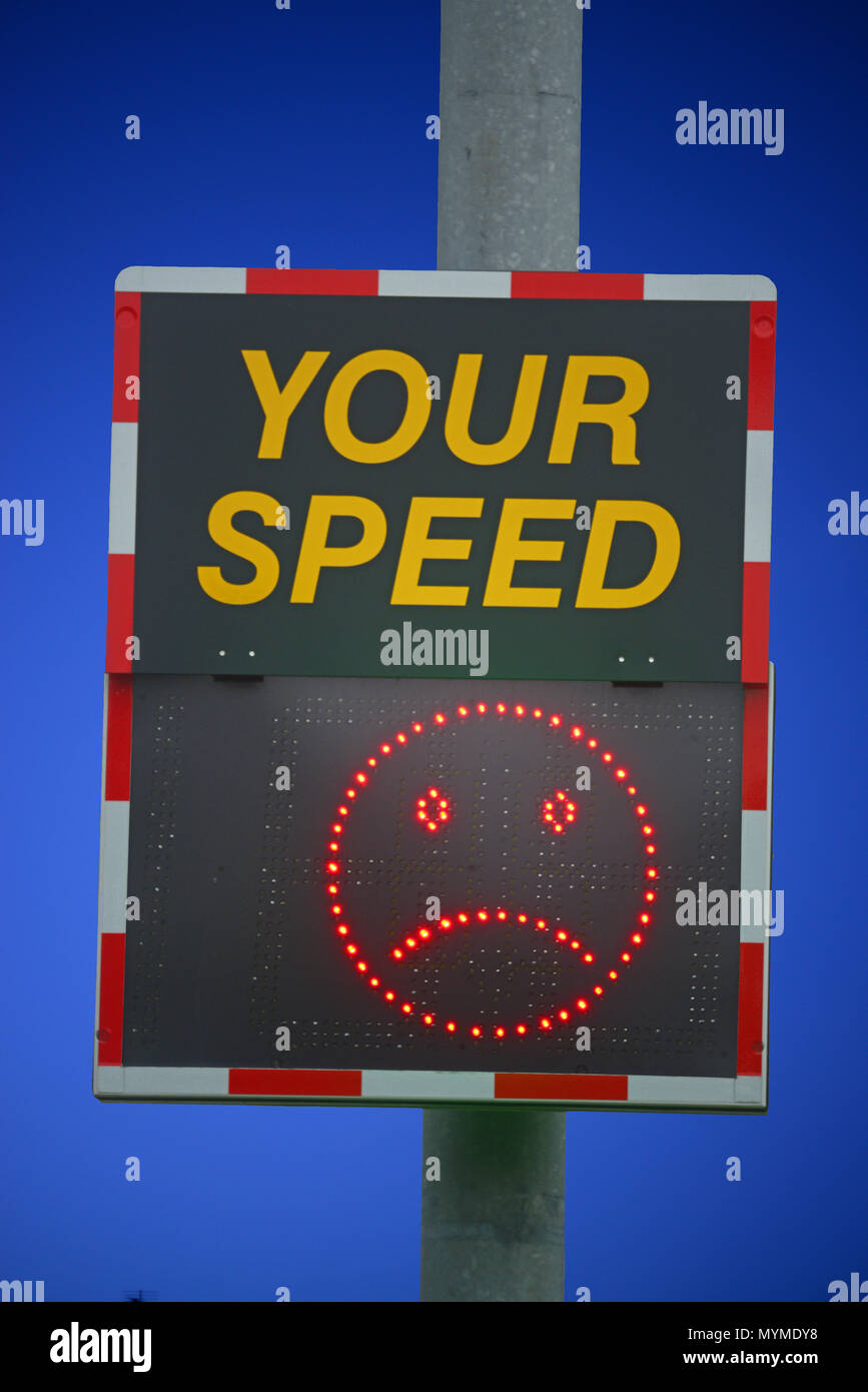 Panneau d'avertissement de vitesse numérique montrant visage triste en passant les pilotes sont au-dessus de la limite de vitesse bramhope leeds united kingdom Banque D'Images