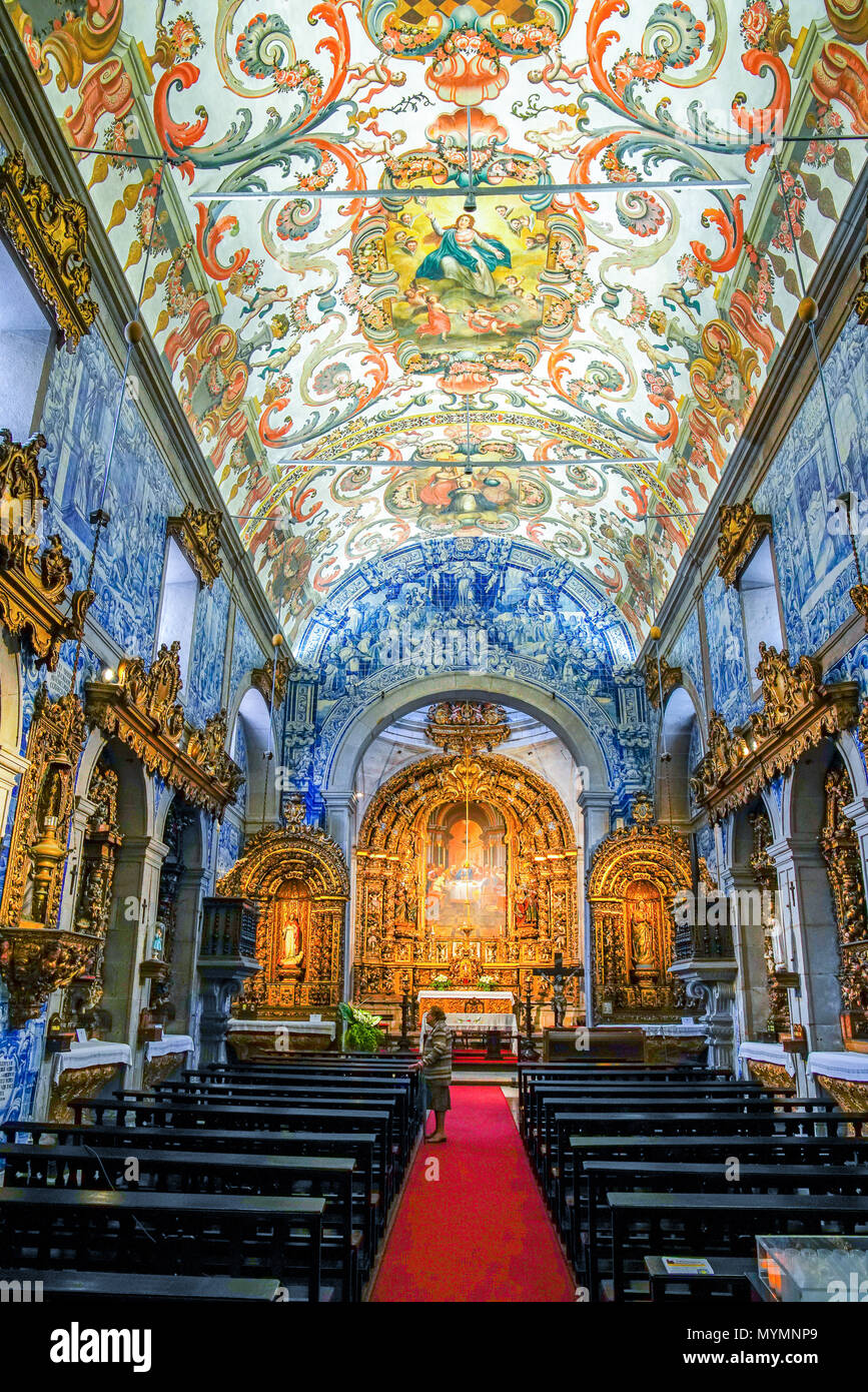 L'intérieur coloré de l'église de Misericordia à Viana do Castelo, Portugal. Banque D'Images
