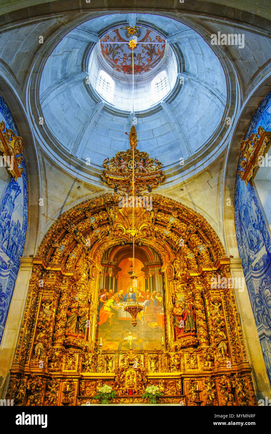 L'intérieur coloré de l'église de Misericordia à Viana do Castelo, Portugal. Banque D'Images