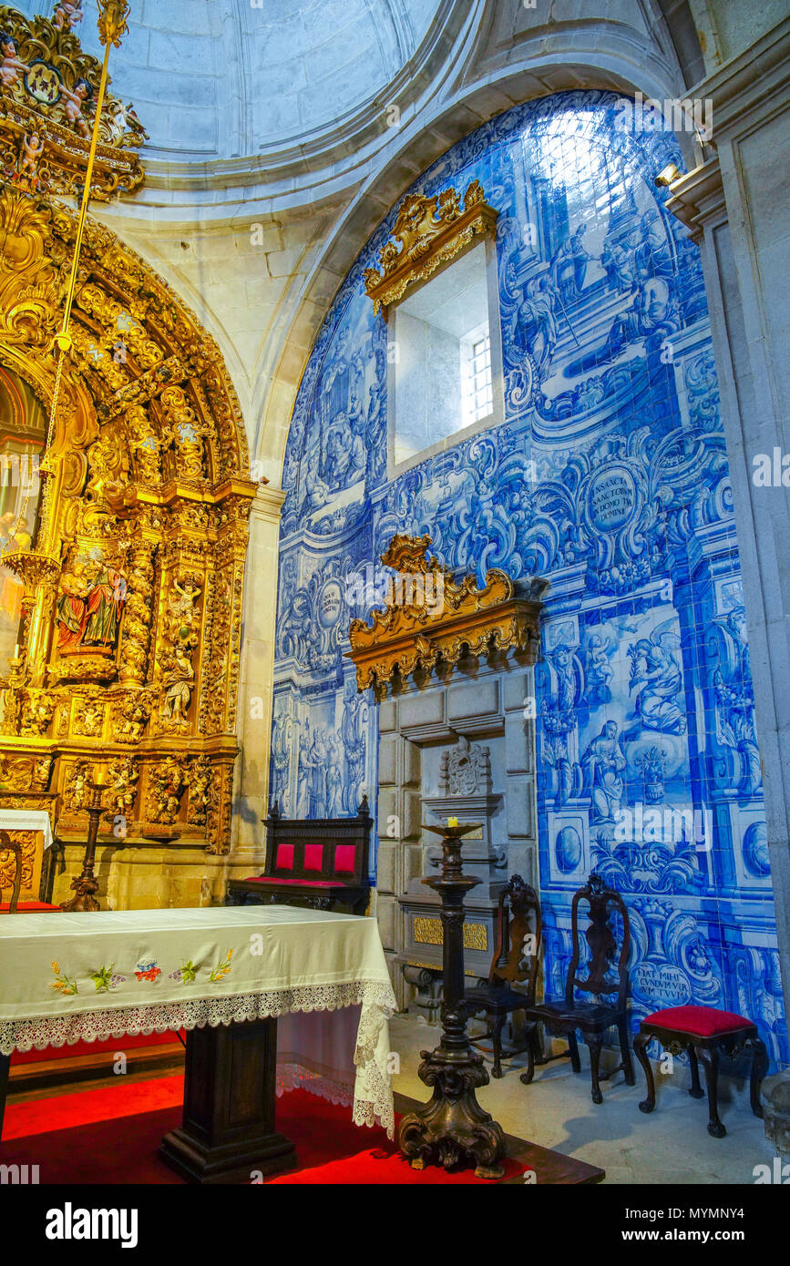 L'intérieur coloré de l'église de Misericordia à Viana do Castelo, Portugal. Banque D'Images