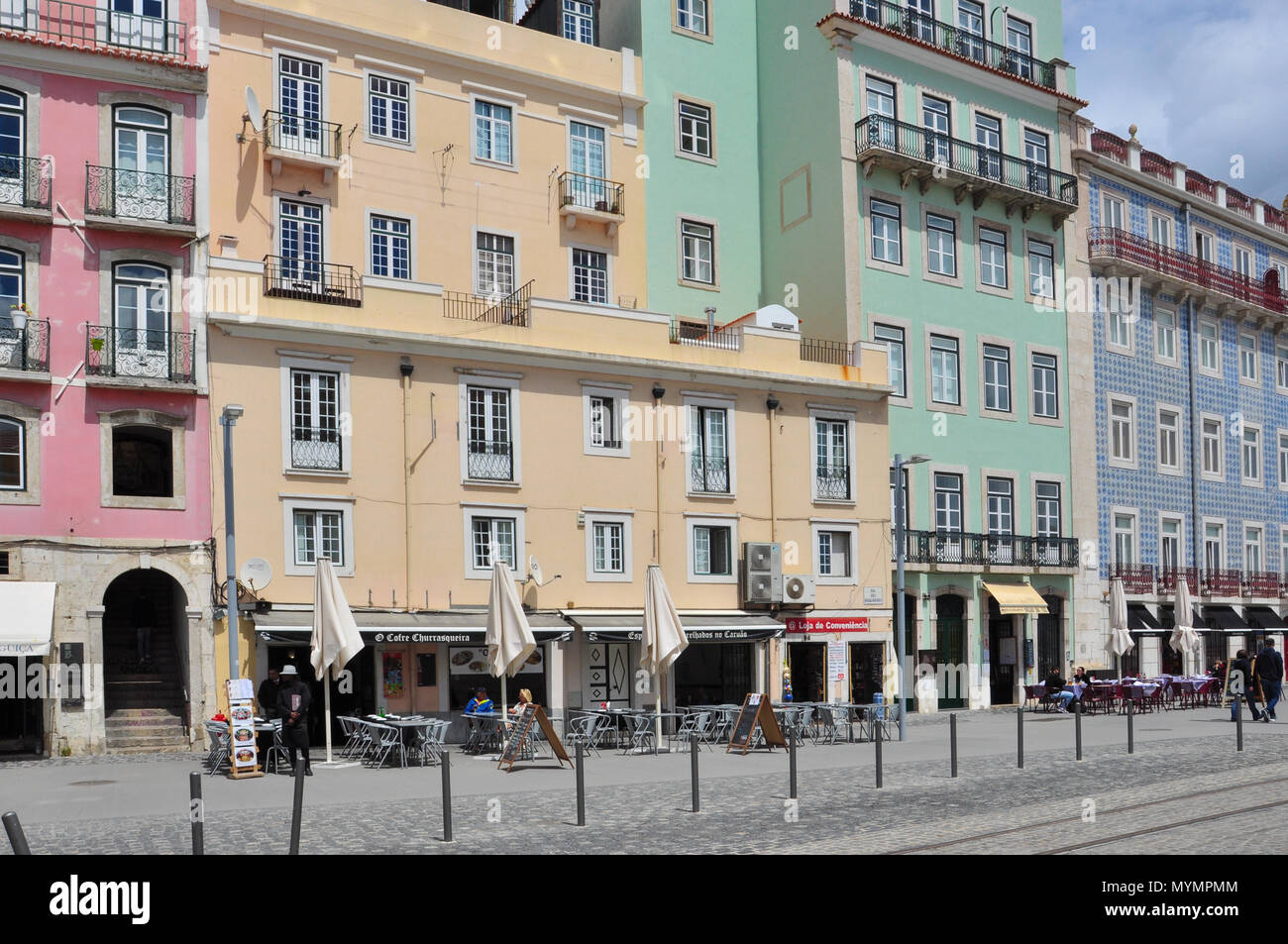 Édifices à appartements et des cafés, Rua dos Bacalhoeiros, Lisbonne, Portugal Banque D'Images