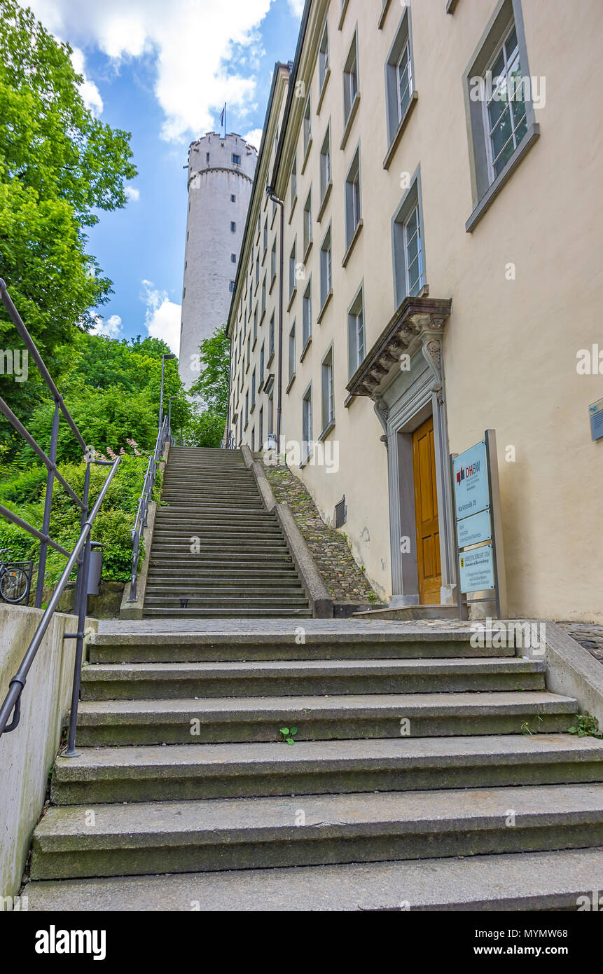 Ravensbourg, Bade-Wurtemberg, en Haute Souabe, Allemagne - escaliers jusqu'à la Tour de Mehlsack passé la Duale Hochschule. Banque D'Images