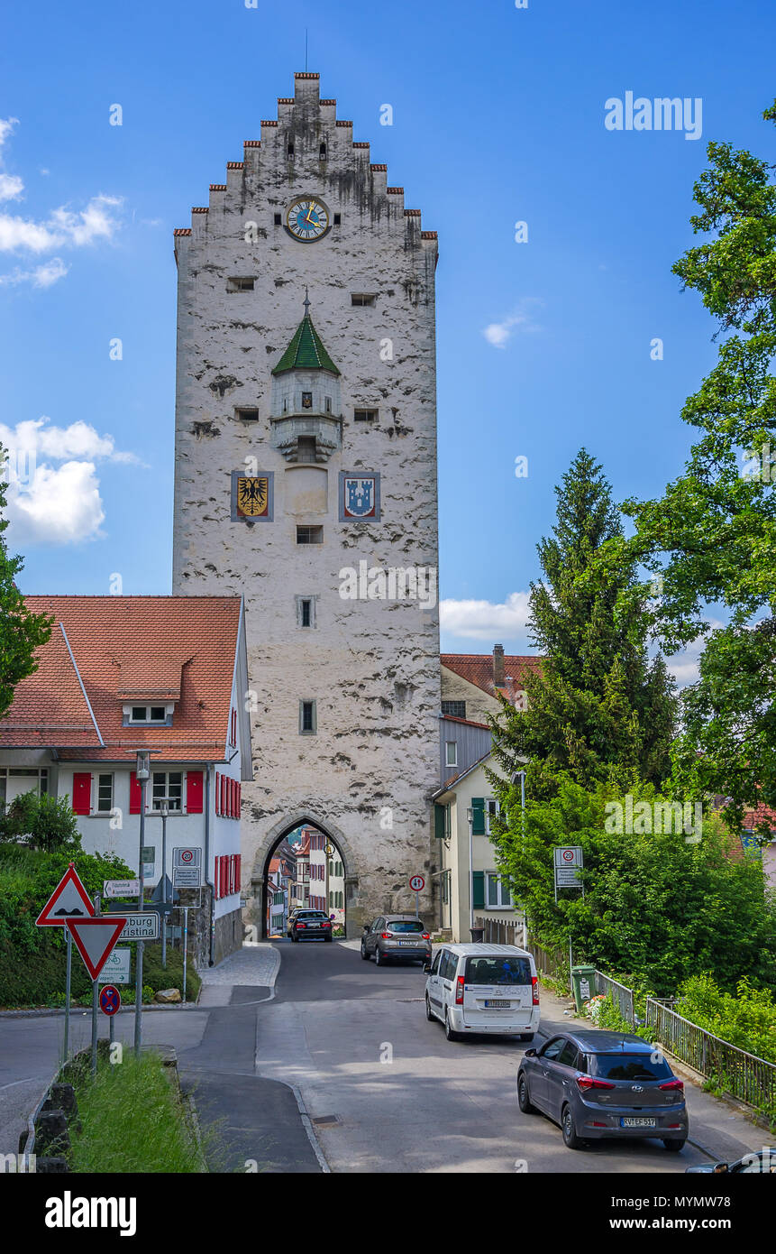 Ravensbourg, Bade-Wurtemberg, en Haute Souabe, Allemagne - vue de l'Obertor médiévale porte de ville avec la circulation routière. Banque D'Images