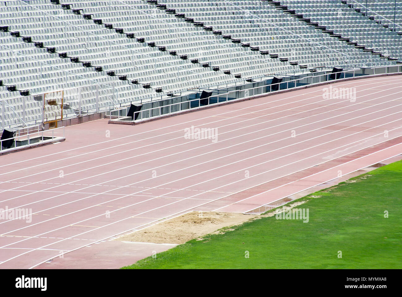 Les voies et les sièges à la stade de l'athlétisme Banque D'Images