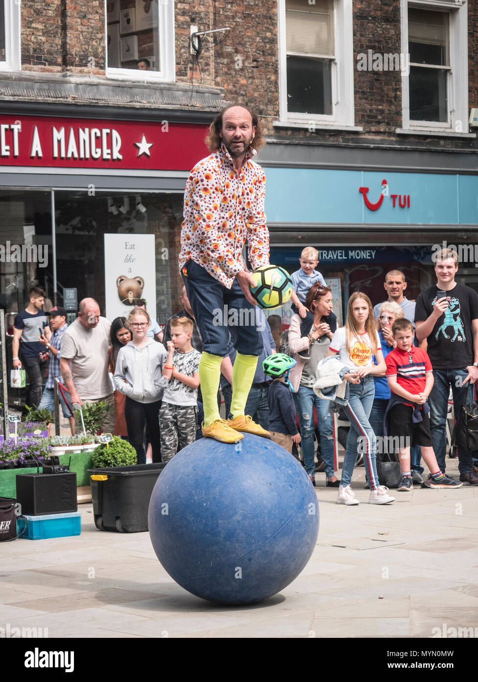 Man with big balls Banque de photographies et d'images à haute résolution -  Alamy