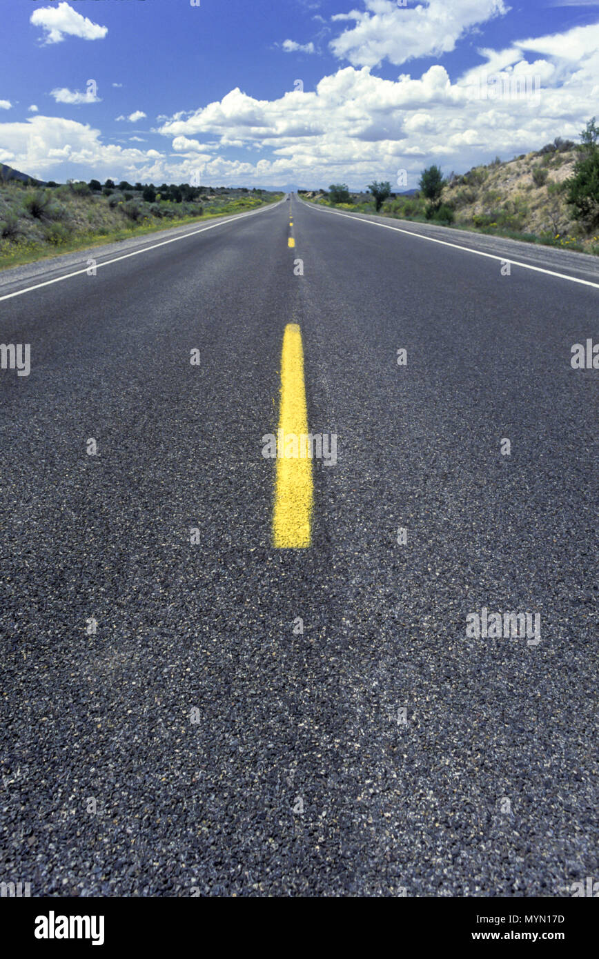 Historique 1992 LIGNE JAUNE UNIQUE ROUTE DROITE ROUTE 68 NOUVEAU MEXIQUE USA Banque D'Images