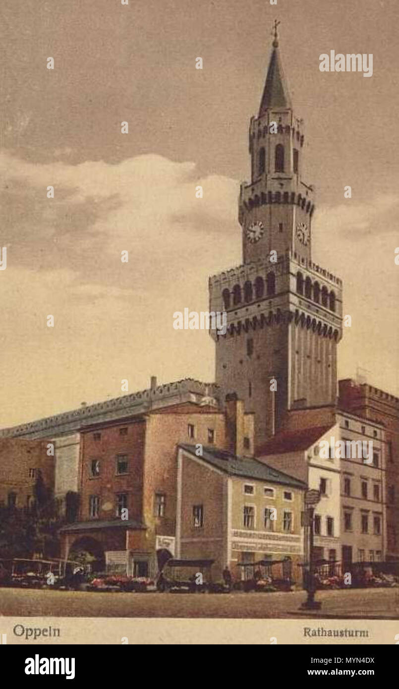 . Anglais : la mairie d'Opole avec quatre maisons anciennes attachées à la tour. Photo prise avant le demolishion des maisons en 1934. Deutsch : Rathaus der Stadt Oppeln, Schlesien, vor dem Abriss der vier alten Häuser im Vordergrund 1934. Postkarte aus der Vorkriegszeit . 1921. 399 inconnu mairie d'Opole's tour avant que colapsing en 1934. Banque D'Images
