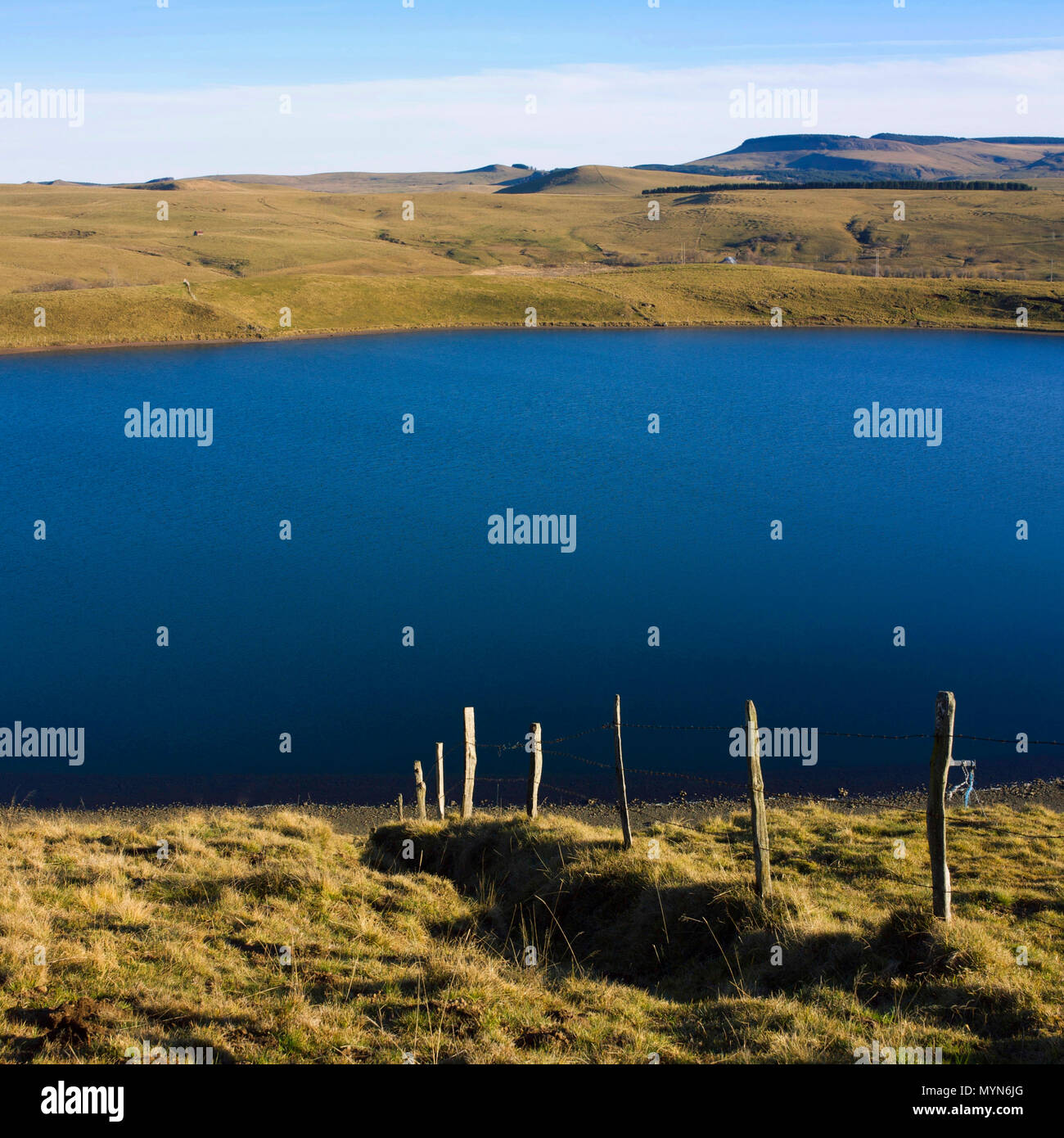 Le lac volcanique de la Godivelle, Auvergne-Rhône-Alpes, France Banque D'Images