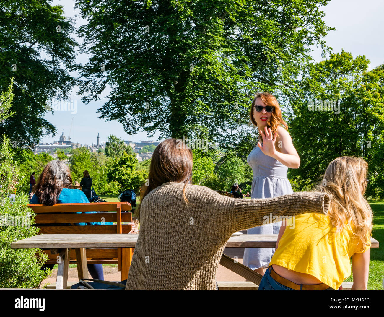 Groupe de jolies jeunes femmes à café, avec l'un de dire au revoir, Édimbourg, Écosse, Royaume-Uni Banque D'Images