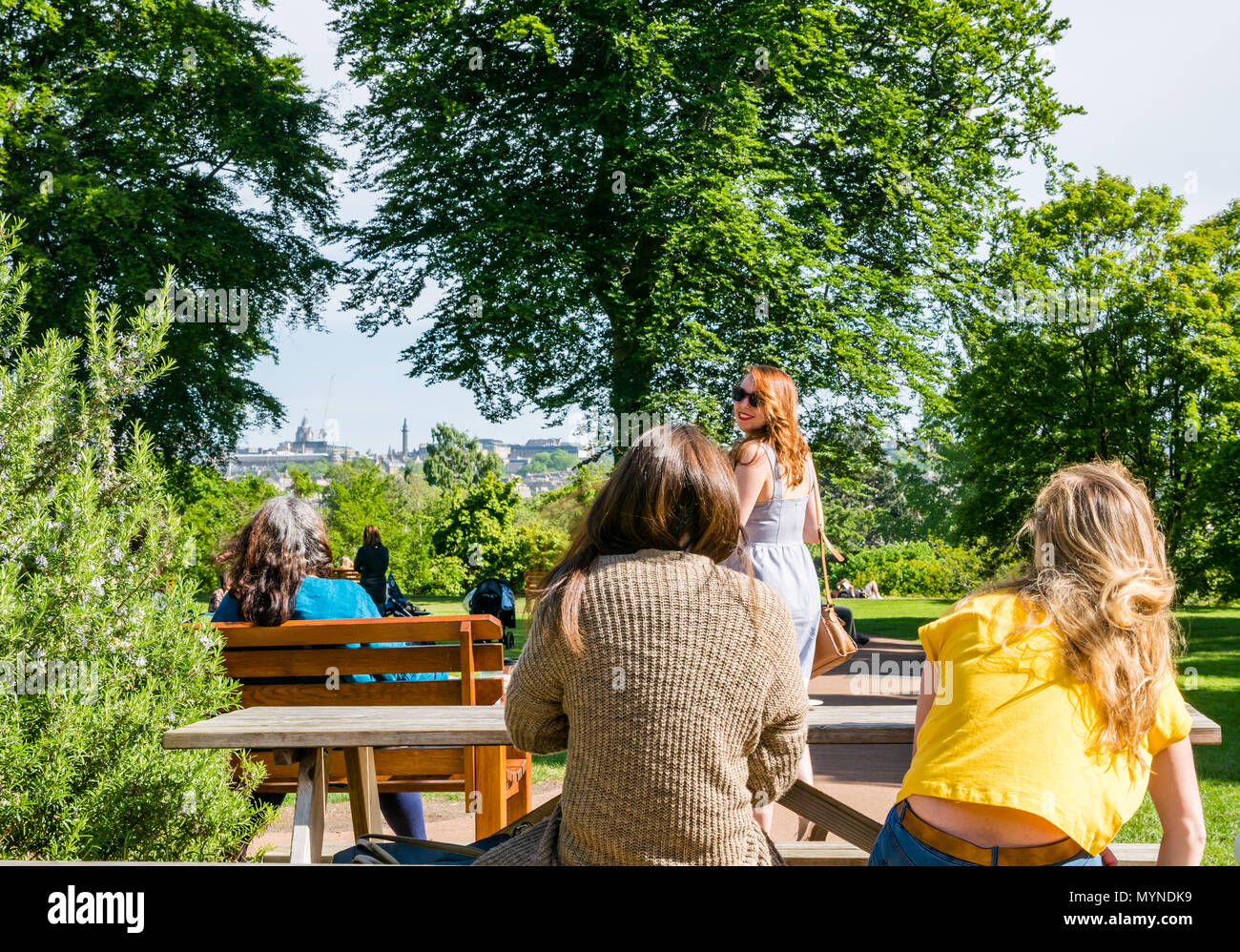 Groupe de jolies jeunes femmes à café, avec l'un de dire au revoir, Édimbourg, Écosse, Royaume-Uni Banque D'Images