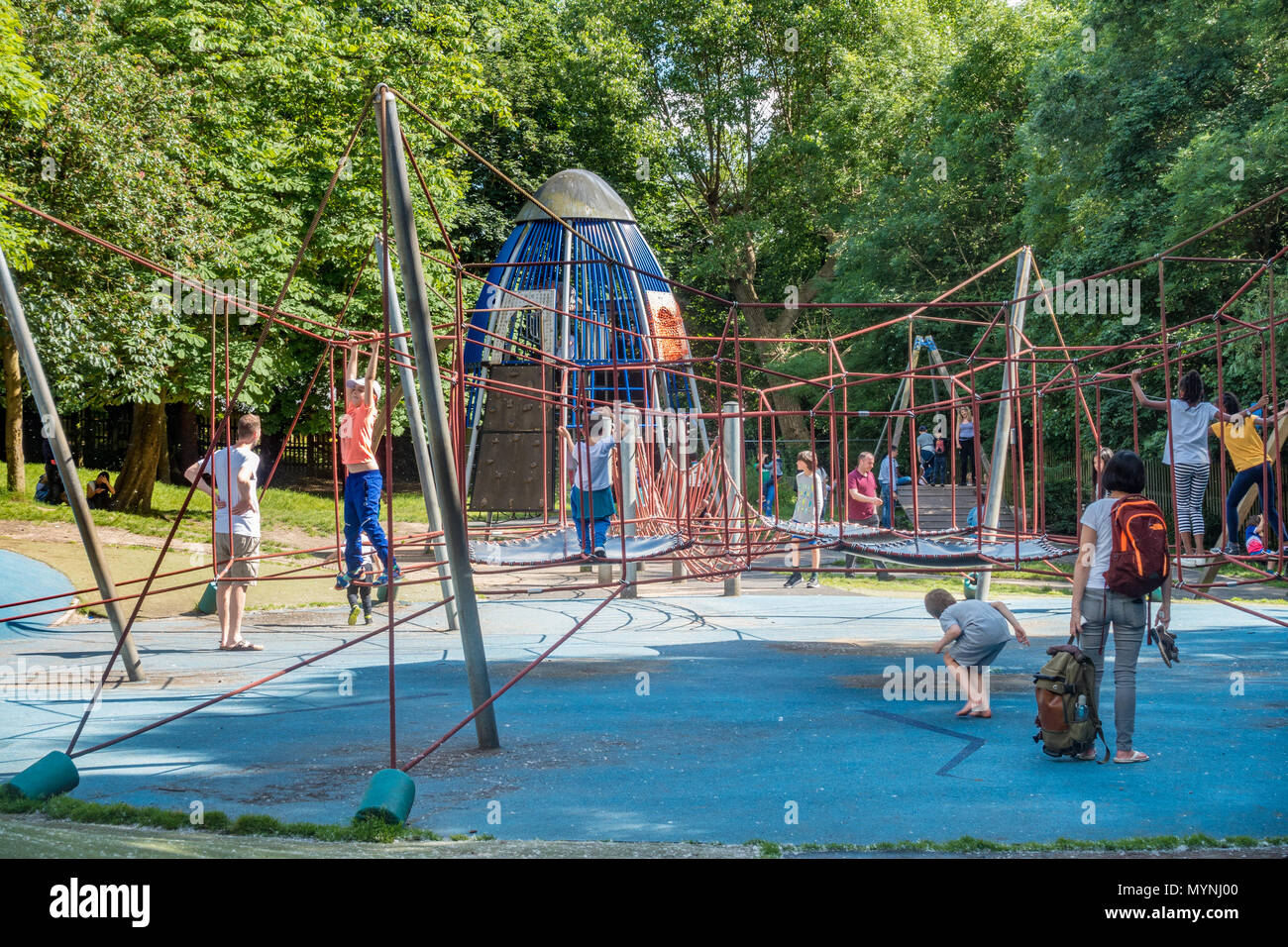 Enfants jouant dans une aire d'aventure sur Holland Park à Londres, au Royaume-Uni. Banque D'Images