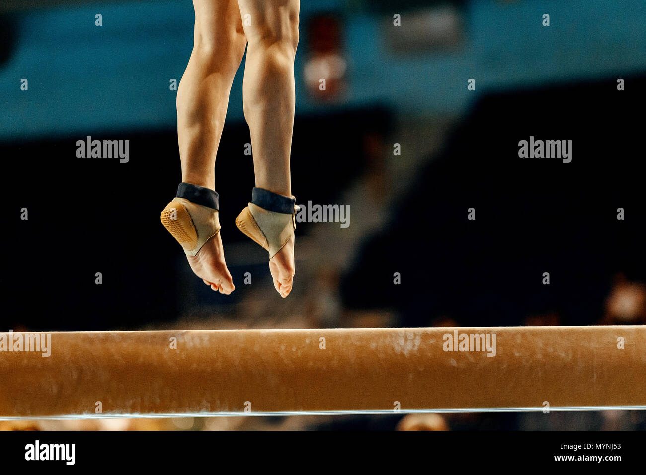 Jambes femme gymnaste aller tout en exerçant sur poutre Banque D'Images