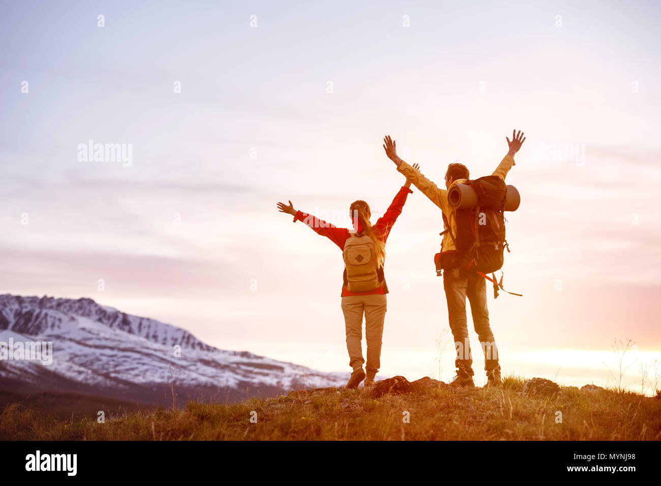 Couple heureux montagnes sunset sky Banque D'Images