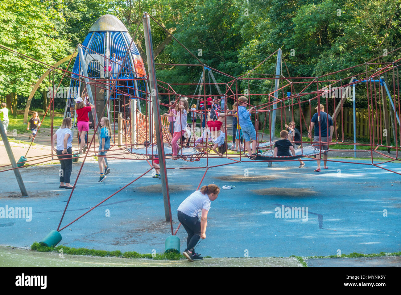 Enfants jouant dans une aire d'aventure sur Holland Park à Londres, au Royaume-Uni. Banque D'Images