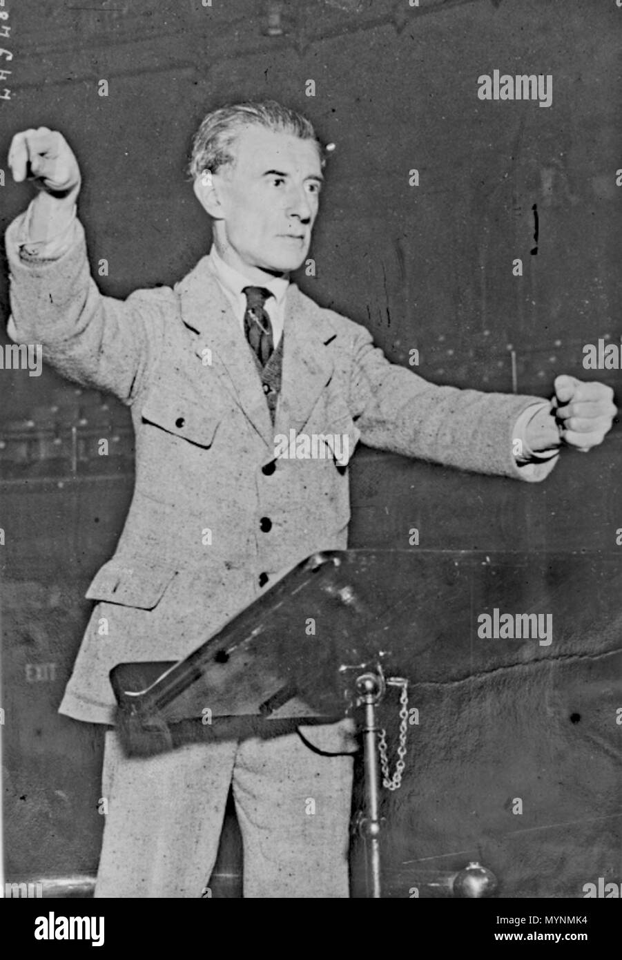 . Français : Le compositeur français Maurice Ravel dirigeant l'orchestre, certainement au Queen's Hall de Londres le 14 avril 1923 English : Français compositeur Maurice Ravel la conduite de l'orchester, probablement au Queen's Hall de Londres le 14 avril 1923 . 14 avril 1923. Inconnu 447 Ravel Londres 14 avril 1923 Banque D'Images . Français : Le compositeur français Maurice Ravel dirigeant l'orchestre, certainement au Queen's Hall de Londres le 14 avril 1923 English : Français compositeur Maurice Ravel la conduite de l'orchester, probablement au Queen's Hall de Londres le 14 avril 1923 . 14 avril 1923. Inconnu 447 Ravel Londres 14 avril 1923 Banque D'Images