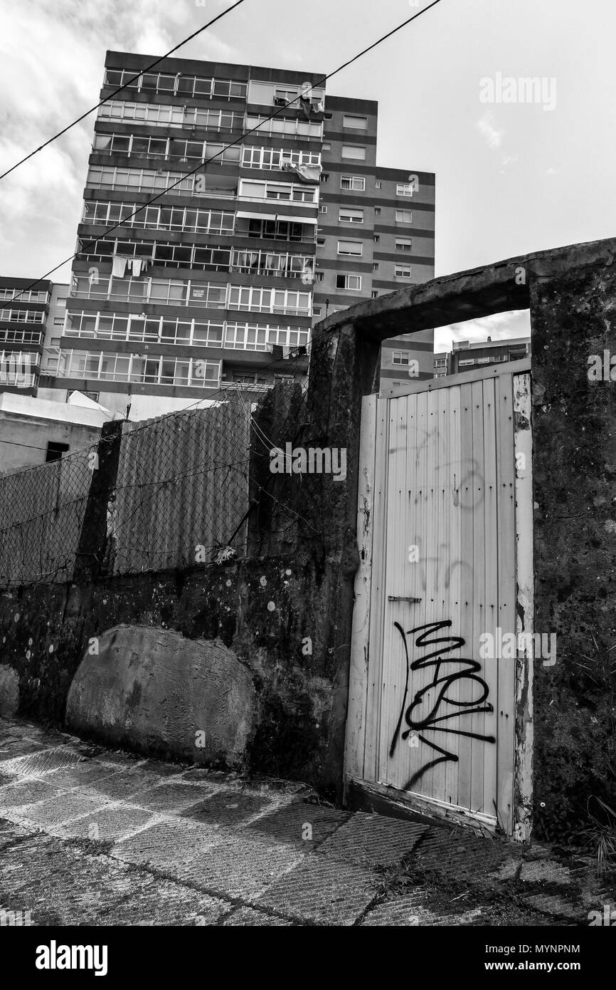 Le contraste des petites maisons anciennes et nouvelles tour de blocs Banque D'Images