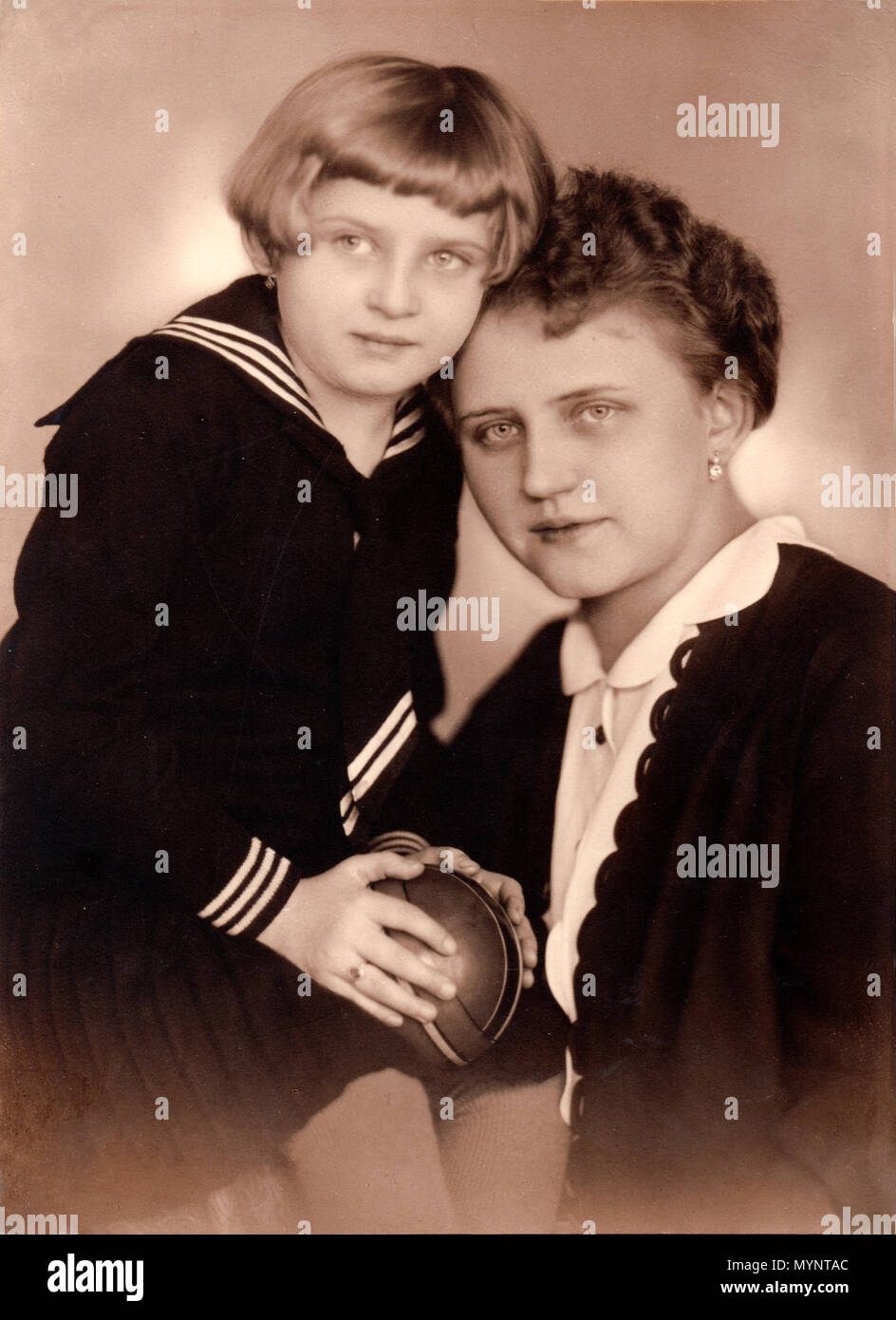 Mère et fille, le second vêtu d'un costume de marin, et avec une coupe de cheveux courts, Katowice, Pologne, 26.10.32. Sur le revers est écrit (en anglais), 'pense toujours à nous, Margarete Janoselka» Banque D'Images Mère et fille, le second vêtu d'un costume de marin, et avec une coupe de cheveux courts, Katowice, Pologne, 26.10.32. Sur le revers est écrit (en anglais), 'pense toujours à nous, Margarete Janoselka» Banque D'Images