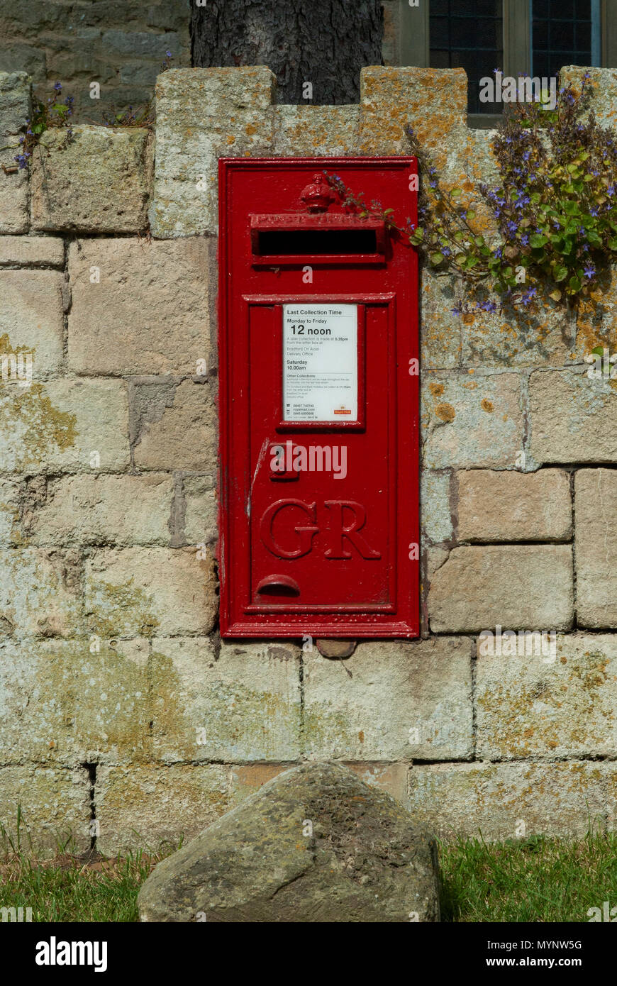 Cotswold Rural Post Box près de Manoir d'Iford Iford, près de Bradford sur Avon, Wiltshire, Royaume-Uni Banque D'Images