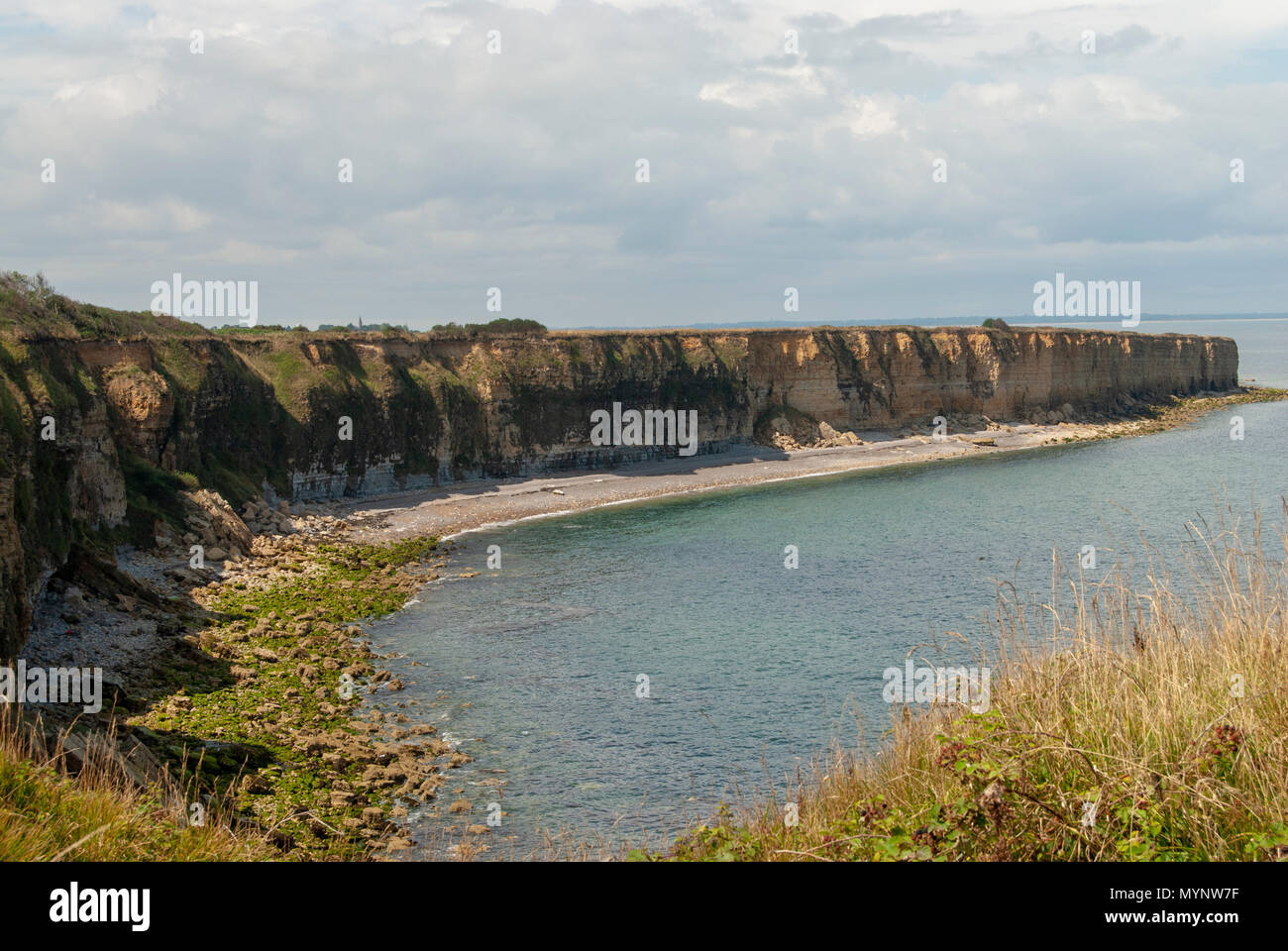 Vue sur les falaises à l'échelle par les Rangers américains sur D-Day pris de l'Allemand canons, Pointe du Hoc, Normany, France Banque D'Images