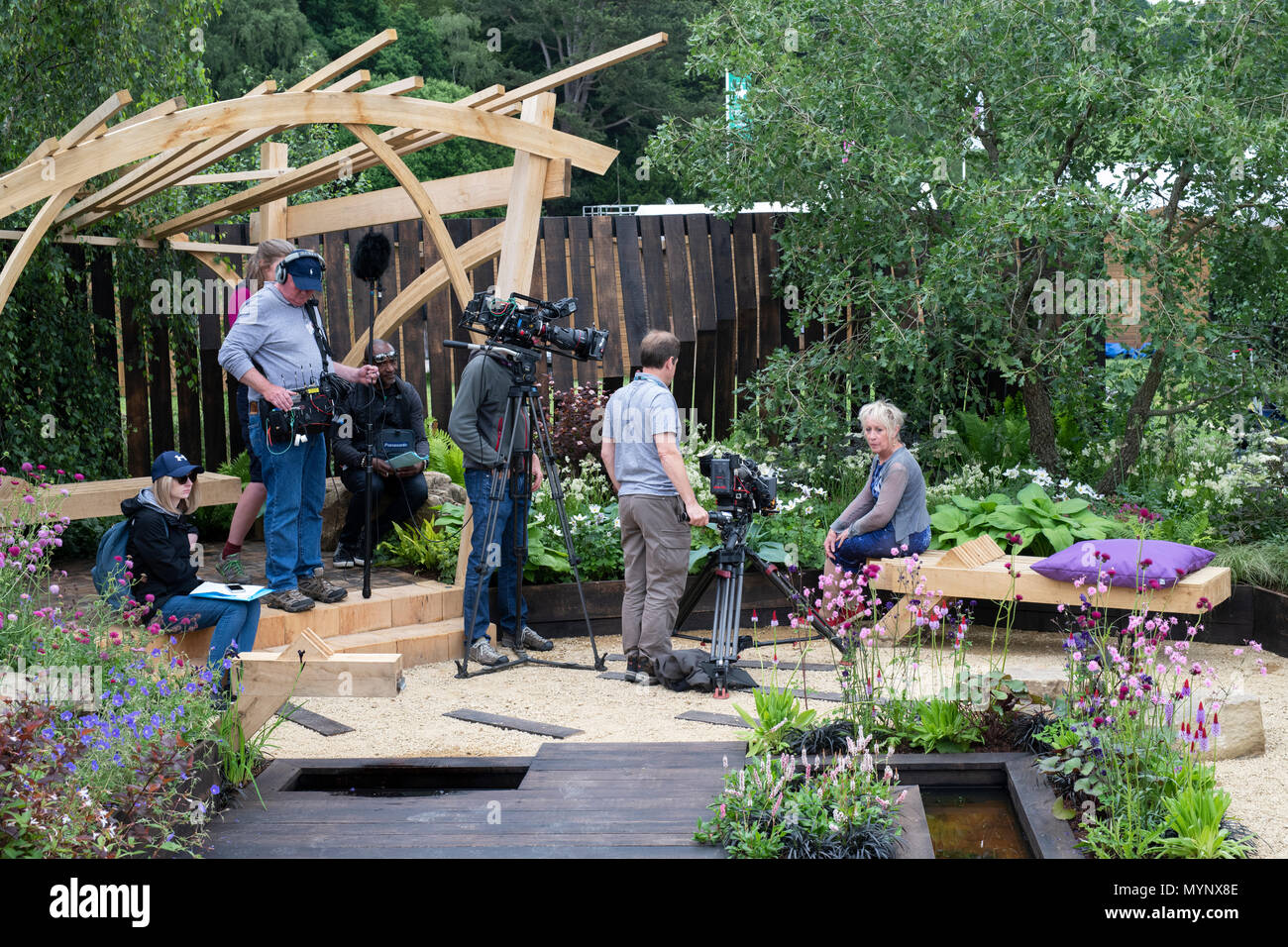 Les Jardiniers de la BBC World film crew avec Carol Klein en plein air show garden à Chatsworth RHS Flower Show 2018. Chatsworth, Derbyshire, Angleterre Banque D'Images