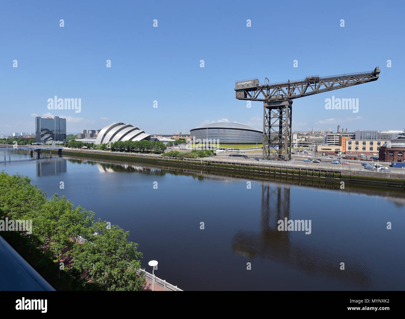 Vue imprenable sur la rivière Clyde à l'Finnieston Crane et l'Armadillo SEC. Banque D'Images
