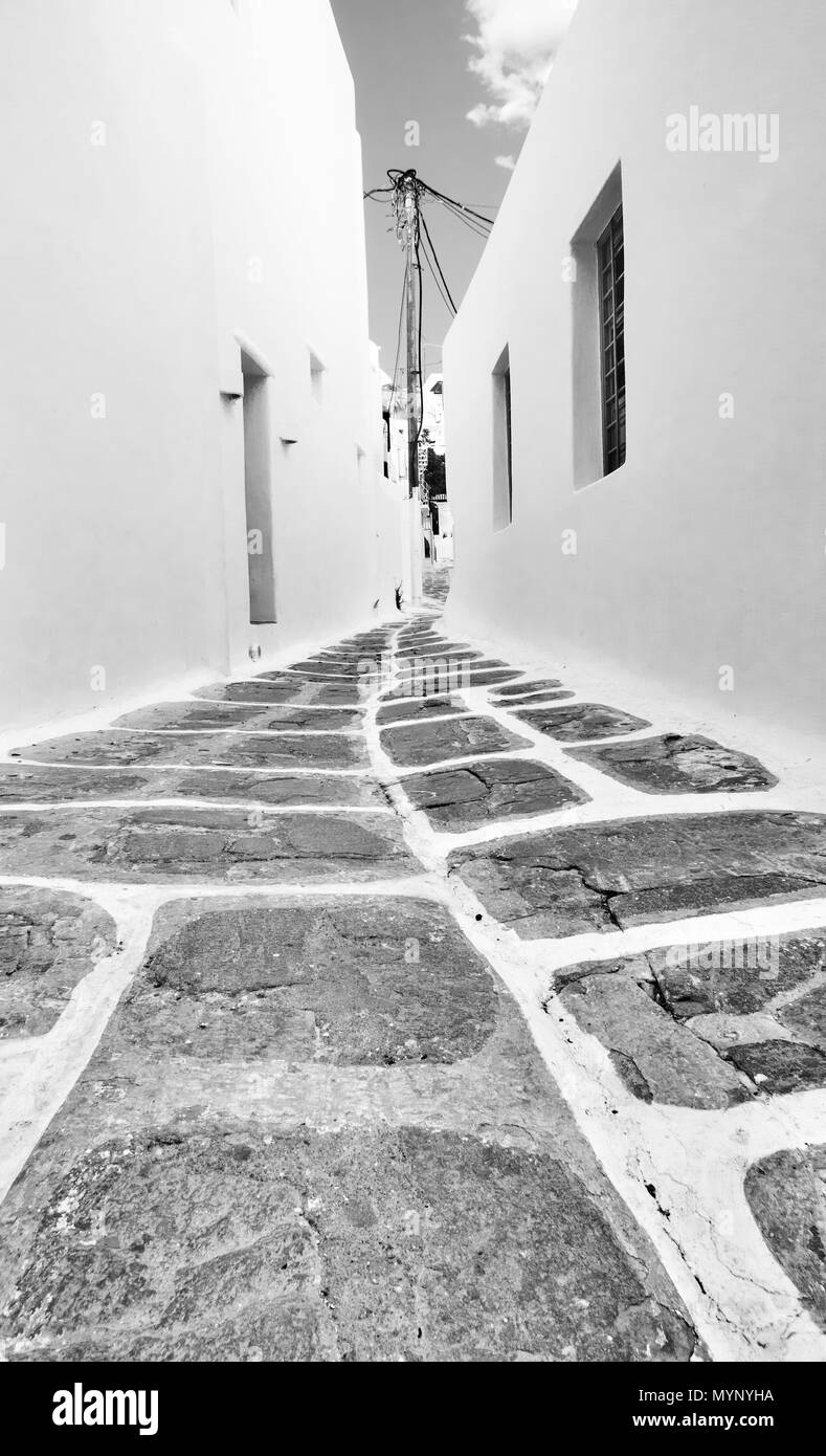 Point de vue d'une rue étroite à Mykonos, Grèce. Image en noir et blanc Banque D'Images