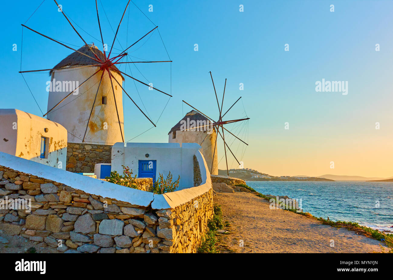 Ancienne windmillls dans l'île de Mykonos au coucher du soleil, les Cyclades, Grèce Banque D'Images