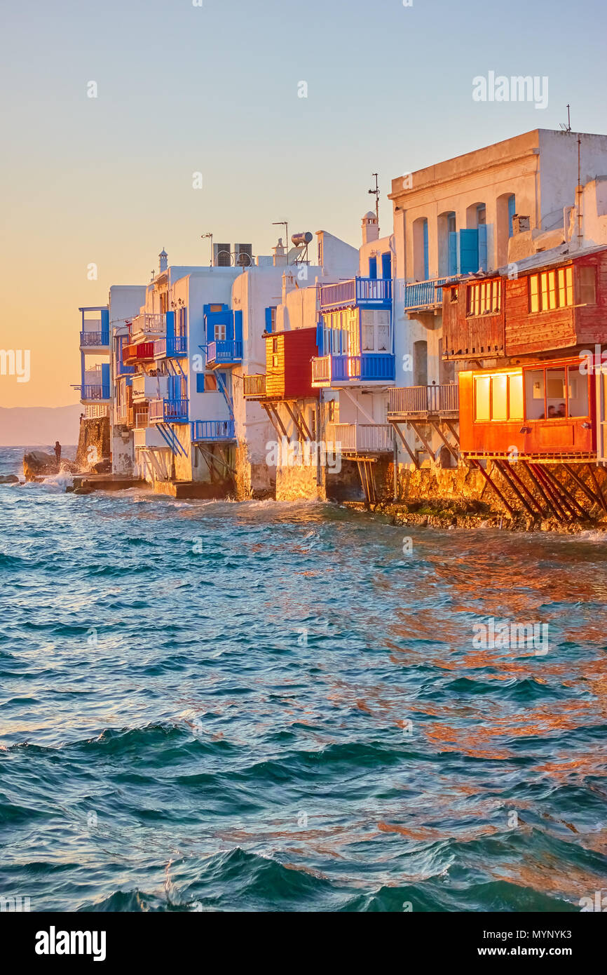 La petite Venise dans l'île de Mykonos au coucher du soleil, la Grèce Banque D'Images