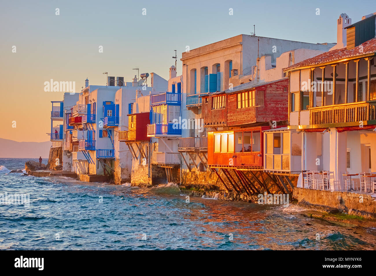 La petite Venise dans l'île de Mykonos au coucher du soleil, la Grèce Banque D'Images