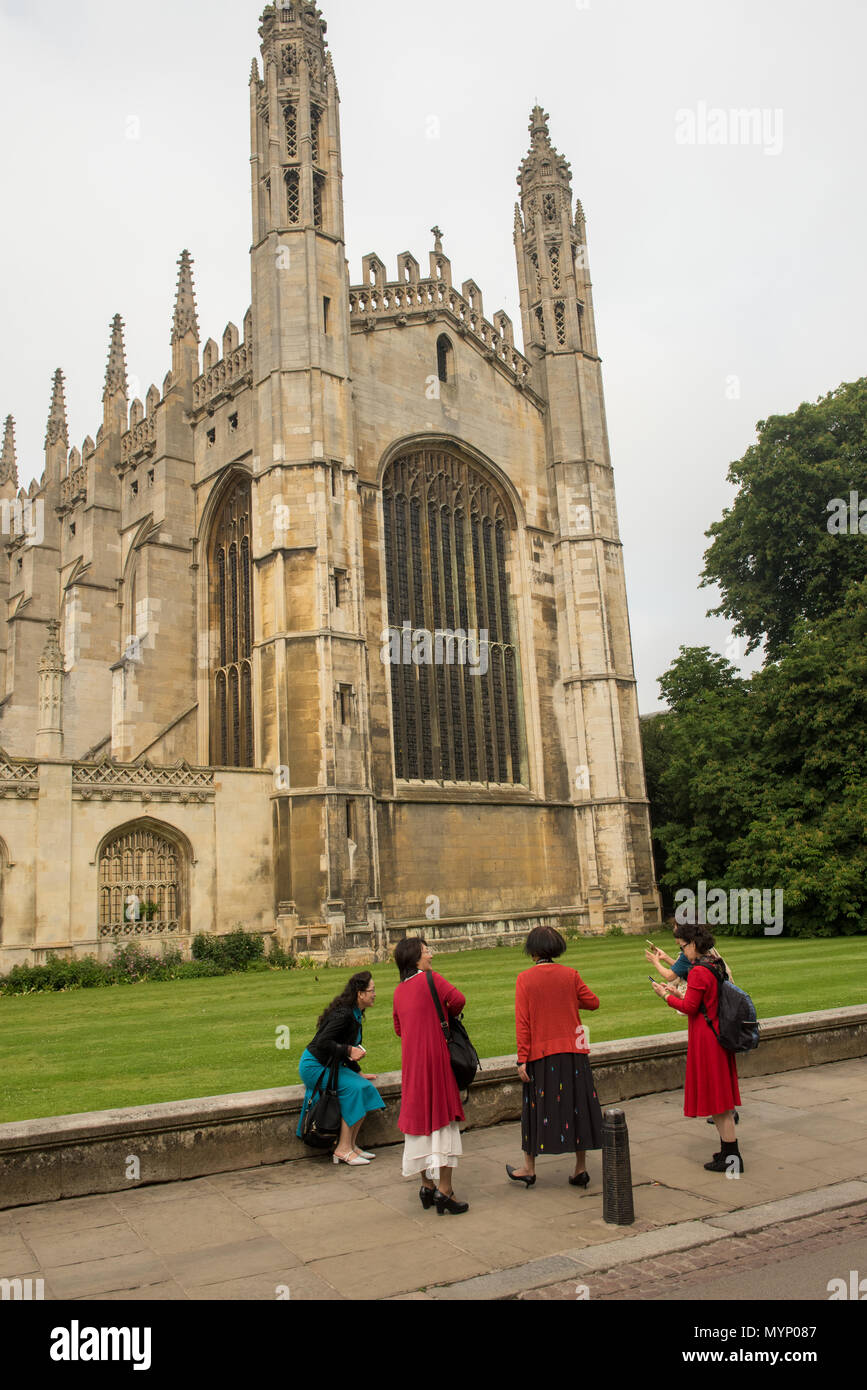 Les touristes se rassemblent et prennent des photos à l'extérieur de l'historique King's College Chapel à Cambridge, en Angleterre, par temps couvert Banque D'Images