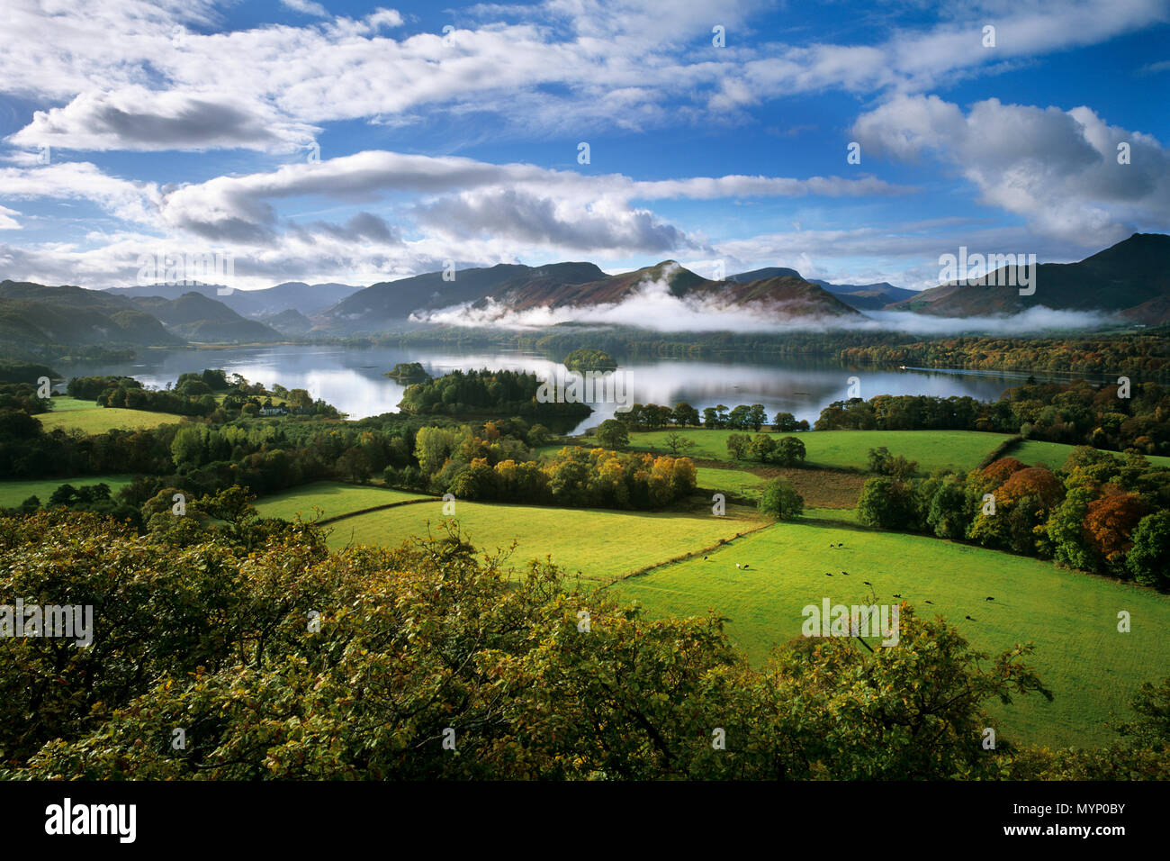 Vue sur lac Derwent Water dans morning mist, Keswick, Lake District, Cumbria, Angleterre, Royaume-Uni, Europe Banque D'Images