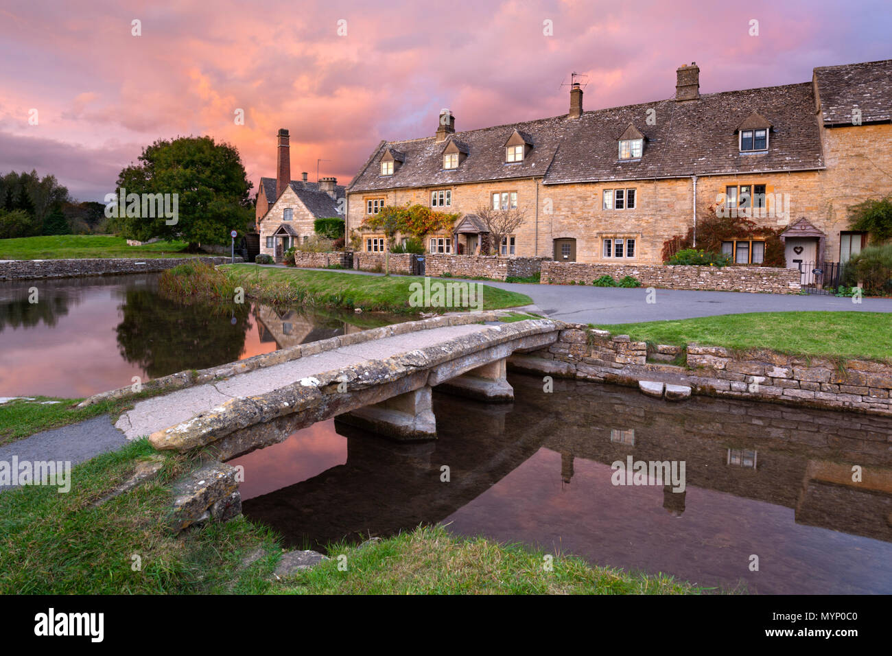 Pont de pierre et cottages en pierre de Cotswold par l'oeil de la rivière au coucher du soleil, Lower Slaughter, Cotswolds, Gloucestershire, Angleterre, Royaume-Uni, Europe Banque D'Images