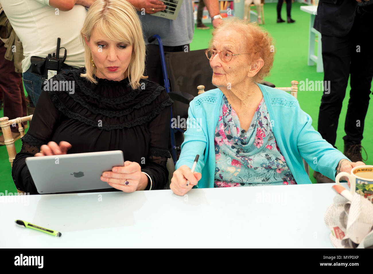 L'auteure britannique Tessa Dunlop signe son livre 'The Century Girls' dans la librairie Hay Festival avec la centenaire galloise Helena Jones Wales UK KATHY DEWITT Banque D'Images