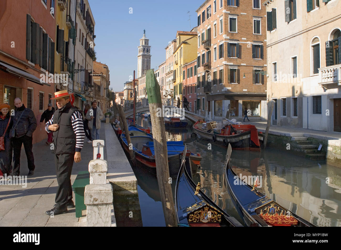 Rio di San Barnaba, Dorsoduro, Venise, Italie : canal occupé et rue, avec Ponte dei Pugni, et au loin, la tour de Chiesa dei Carmini Banque D'Images