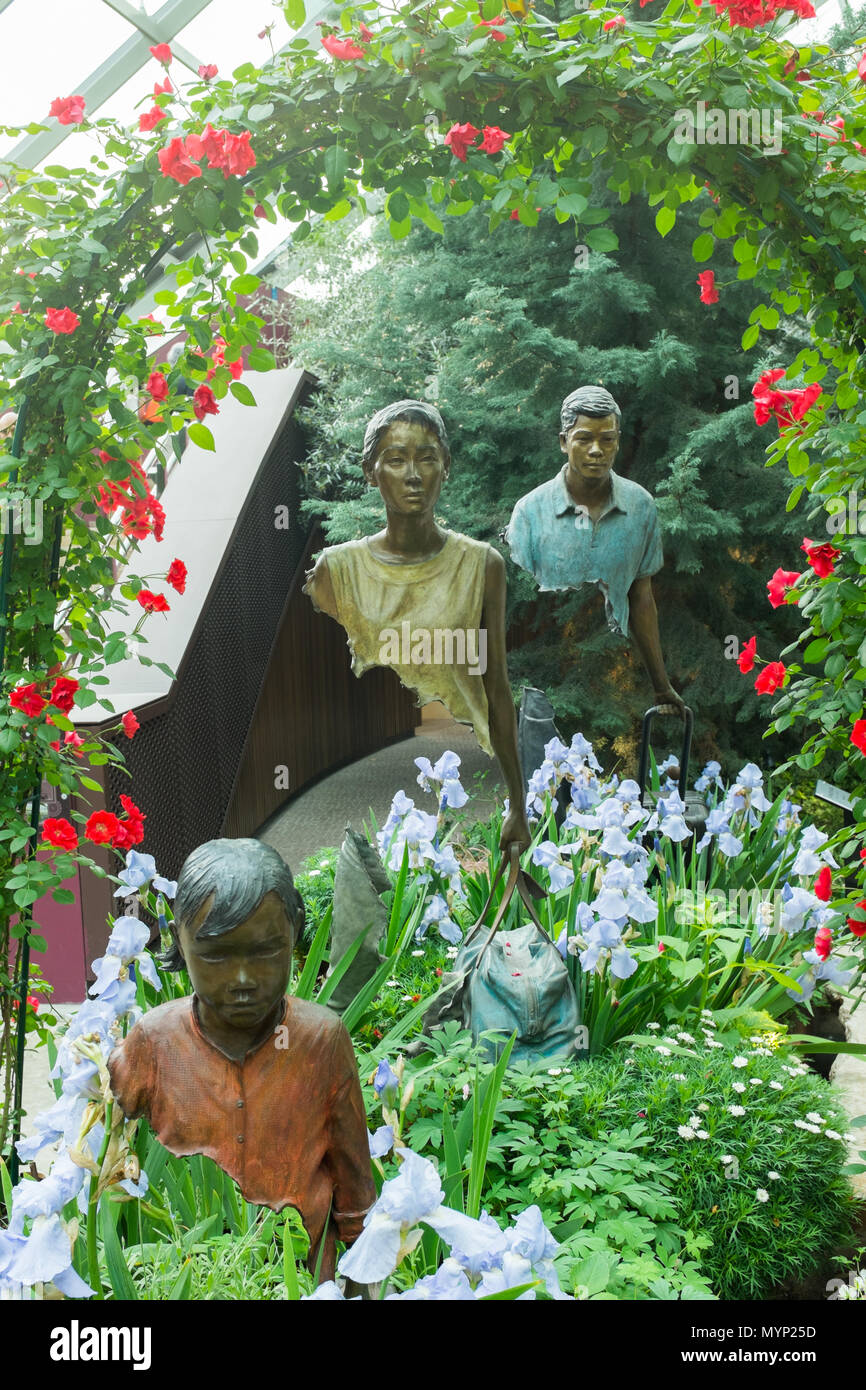 La famille de voyageurs ou de voyage famille est une sculpture de l'artiste français Bruno Catalano sur l'affichage dans les jardins de la baie à Singapour Banque D'Images