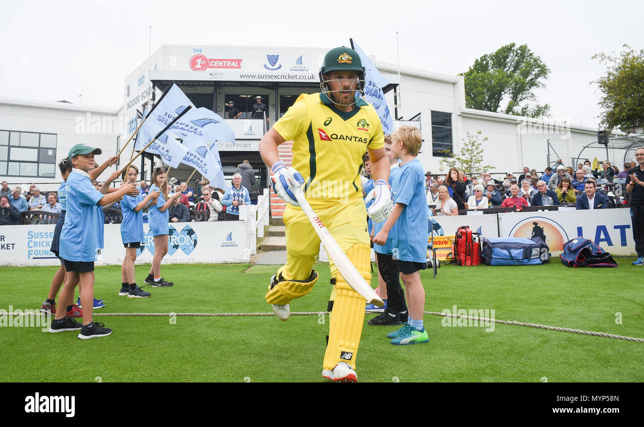 Pâte d'ouverture de l'Australie Finch Aaron prend sur le terrain pour les 50 plus de tour de cricket match entre la promenade Sussex et l'Australie à la 1ère du terrain dans le comté Central Hove. 07 Juin 2018 Banque D'Images