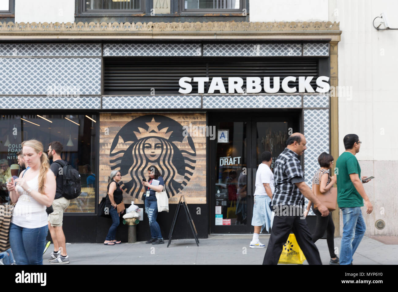 New York - 2 juin, 2018 : Café Starbucks est une chaîne américaine de cafés, fondée à Seattle. Banque D'Images