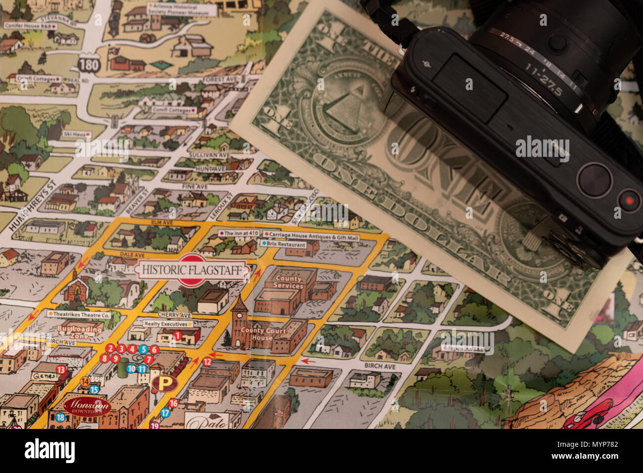 Détail de la carte de voyage de Flagstaff, Arizona, États-Unis d'un appareil photo et un dollar, la planification et la préparation de voyages concept, dollar bill juste en dessous du cout Banque D'Images