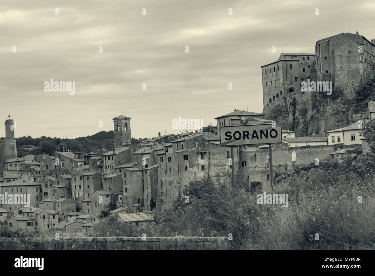 Ancienne cité médiévale sur une colline, Sorano, Toscane, Italie en Mai - split tonique Banque D'Images